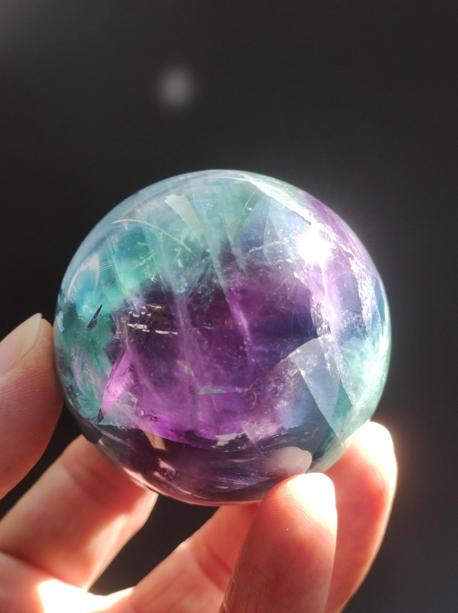 Fluorit Regenbogen Edelstein Kugel Deko Sphere Massage Kristall Spielkugel Meditation Heilstein Frau Mann Geschenk Er Sie Haus Energie Traum - Art of Nature Berlin