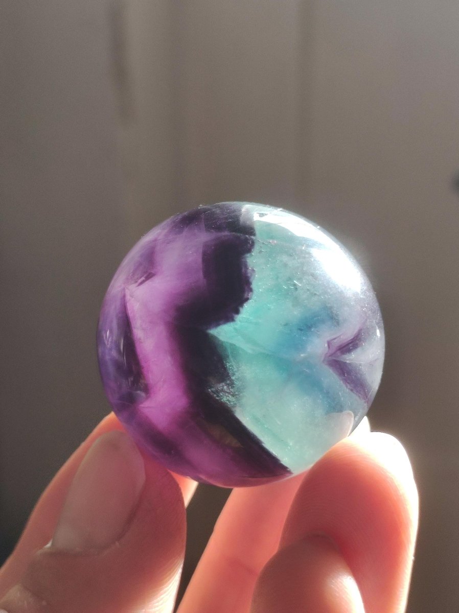 Fluorit Regenbogen Edelstein Kugel Deko Sphere Massage Kristall Spielkugel Meditation Heilstein Frau Mann Geschenk Er Sie Haus Energie Traum - Art of Nature Berlin