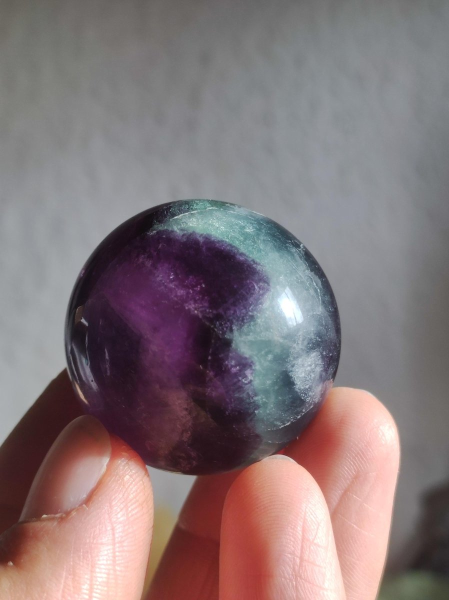 Fluorit Regenbogen Edelstein Kugel Deko Sphere Massage Kristall Spielkugel Meditation Heilstein Frau Mann Geschenk Er Sie Haus Energie Traum - Art of Nature Berlin