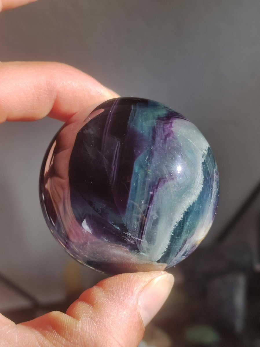 Fluorit Regenbogen Edelstein Kugel Deko Sphere Massage Kristall Spielkugel Meditation Heilstein Frau Mann Geschenk Er Sie Haus Energie Traum - Art of Nature Berlin