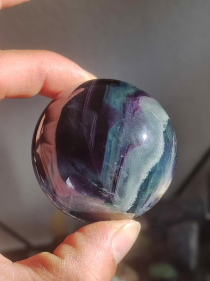 Fluorit Regenbogen Edelstein Kugel Deko Sphere Massage Kristall Spielkugel Meditation Heilstein Frau Mann Geschenk Er Sie Haus Energie Traum - Art of Nature Berlin