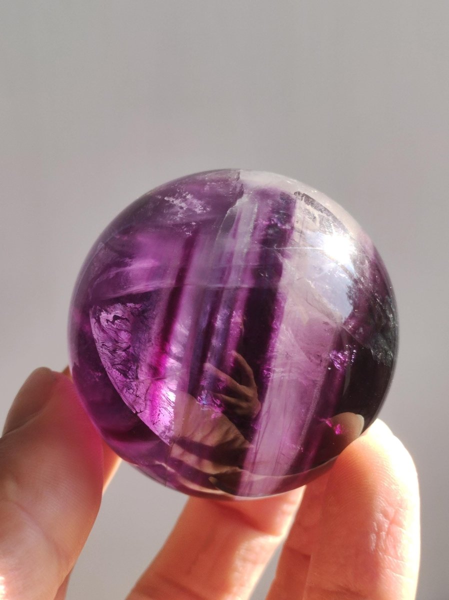 Fluorit Regenbogen lila pink rosa rot ~ Magische Edelstein Kugel Massage & Deko Sphere Crystal Spielkugel Meditation Ethno Heilstein Natur - Art of Nature Berlin