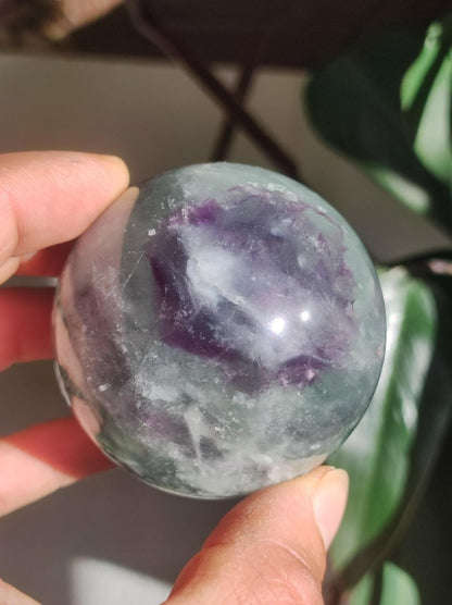 Fluorit Snowflake Edelstein Kugel Deko Sphere Massage Kristall Spielkugel Meditation Heilstein Frau Mann Geschenk Er Sie Haus Energie Traum - Art of Nature Berlin