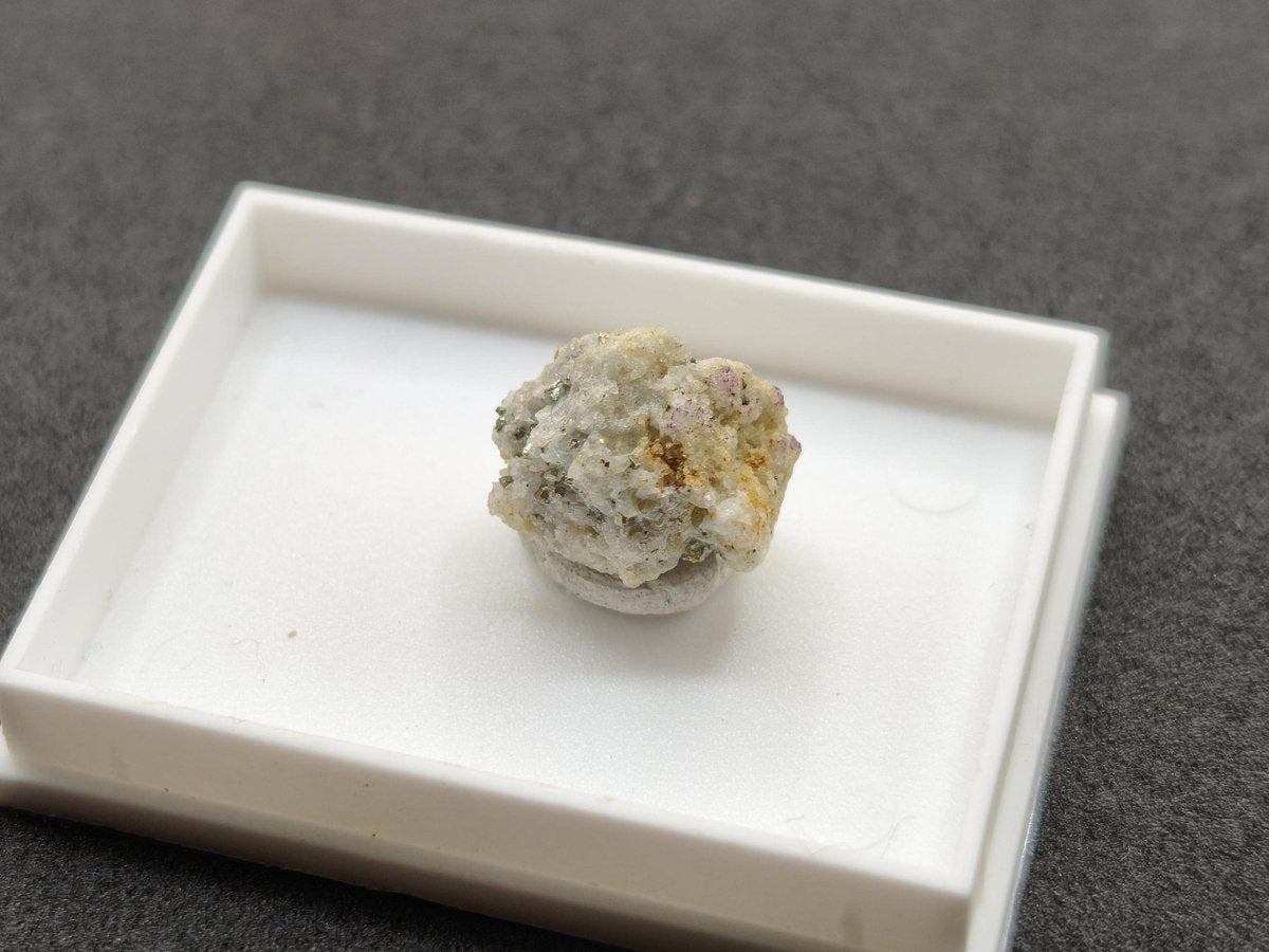 Gediegenes Gold auf Matrix Kristallin – Natürliches Gold aus Zlaté Hory, Tschechien echt natürlich Sammler Mineral selten - Art of Nature Berlin