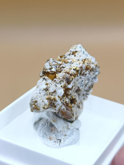 Gediegenes Gold auf Matrix Kristallin – Natürliches Gold aus Zlaté Hory, Tschechien echt natürlich Sammler Mineral selten - Art of Nature Berlin