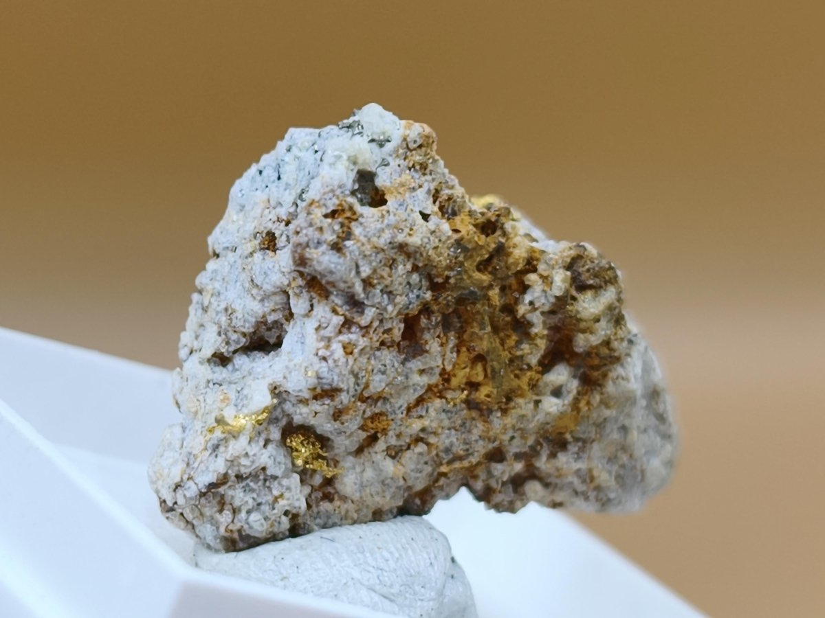 Gediegenes Gold auf Matrix Kristallin – Natürliches Gold aus Zlaté Hory, Tschechien echt natürlich Sammler Mineral selten - Art of Nature Berlin