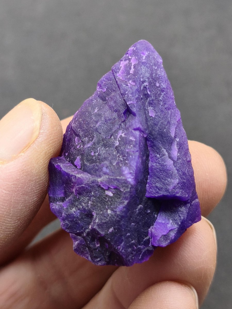 Gel-Sugilith AAA – Intensiv Violette Sammlerstufe | Museumsqualität | 100 ct Rarität Sammler Mineralien Investition Wertanlage Unikat - Art of Nature Berlin