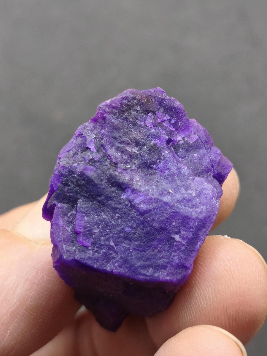 Gel-Sugilith AAA – Intensiv Violette Sammlerstufe | Museumsqualität | 100 ct Rarität Sammler Mineralien Investition Wertanlage Unikat - Art of Nature Berlin