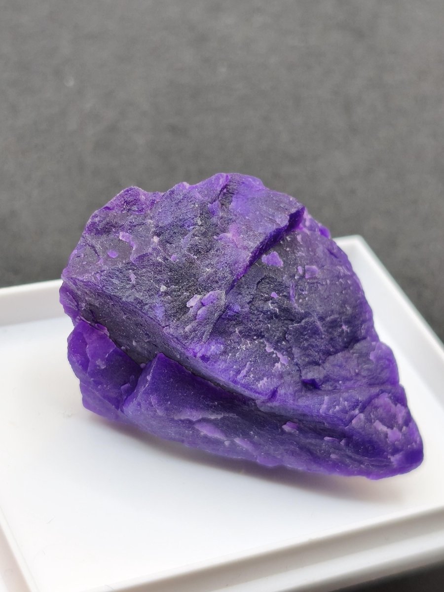 Gel-Sugilith AAA – Intensiv Violette Sammlerstufe | Museumsqualität | 100 ct Rarität Sammler Mineralien Investition Wertanlage Unikat - Art of Nature Berlin