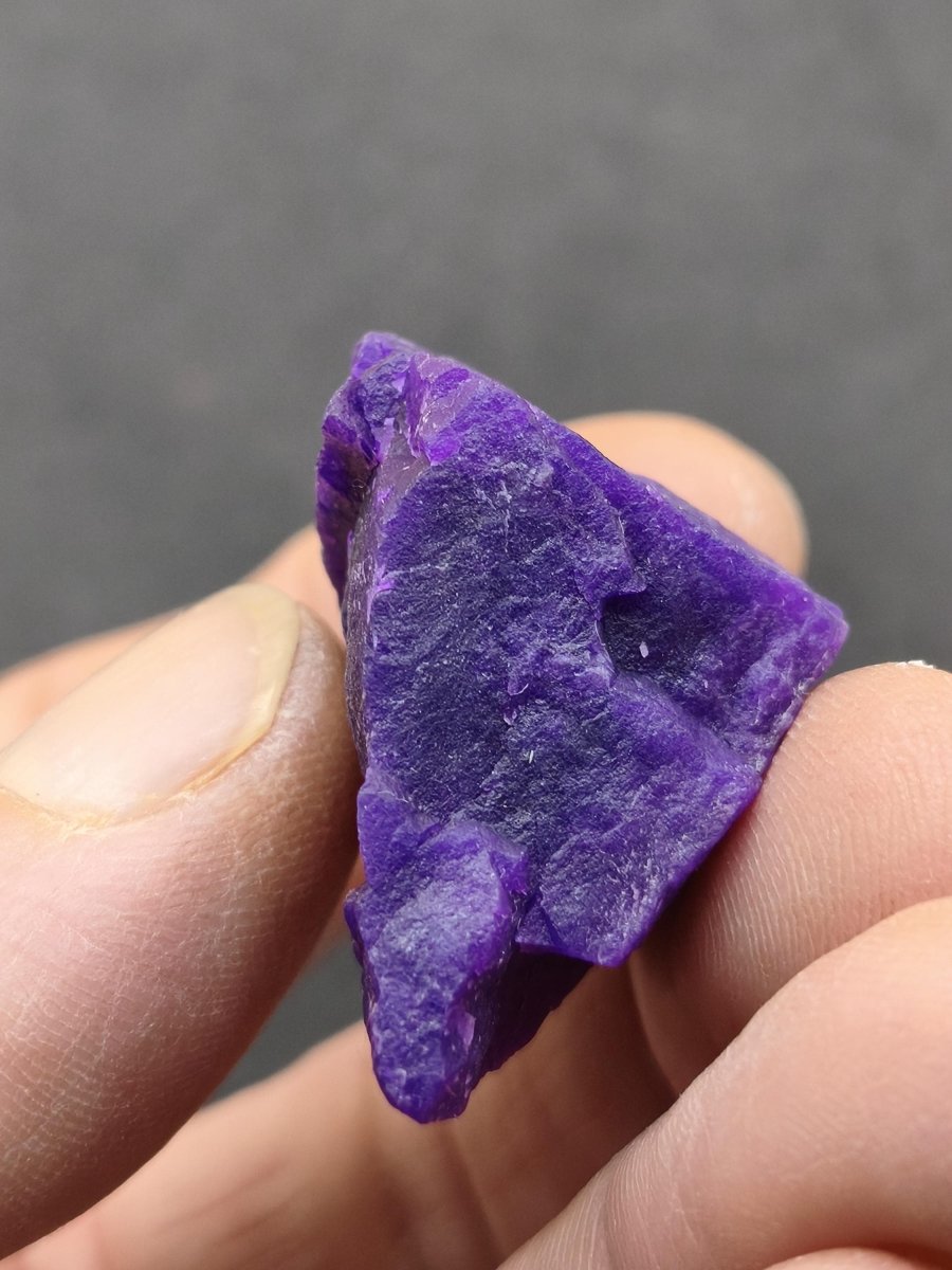 Gel-Sugilith AAA – Intensiv Violette Sammlerstufe | Museumsqualität | 100 ct Rarität Sammler Mineralien Investition Wertanlage Unikat - Art of Nature Berlin