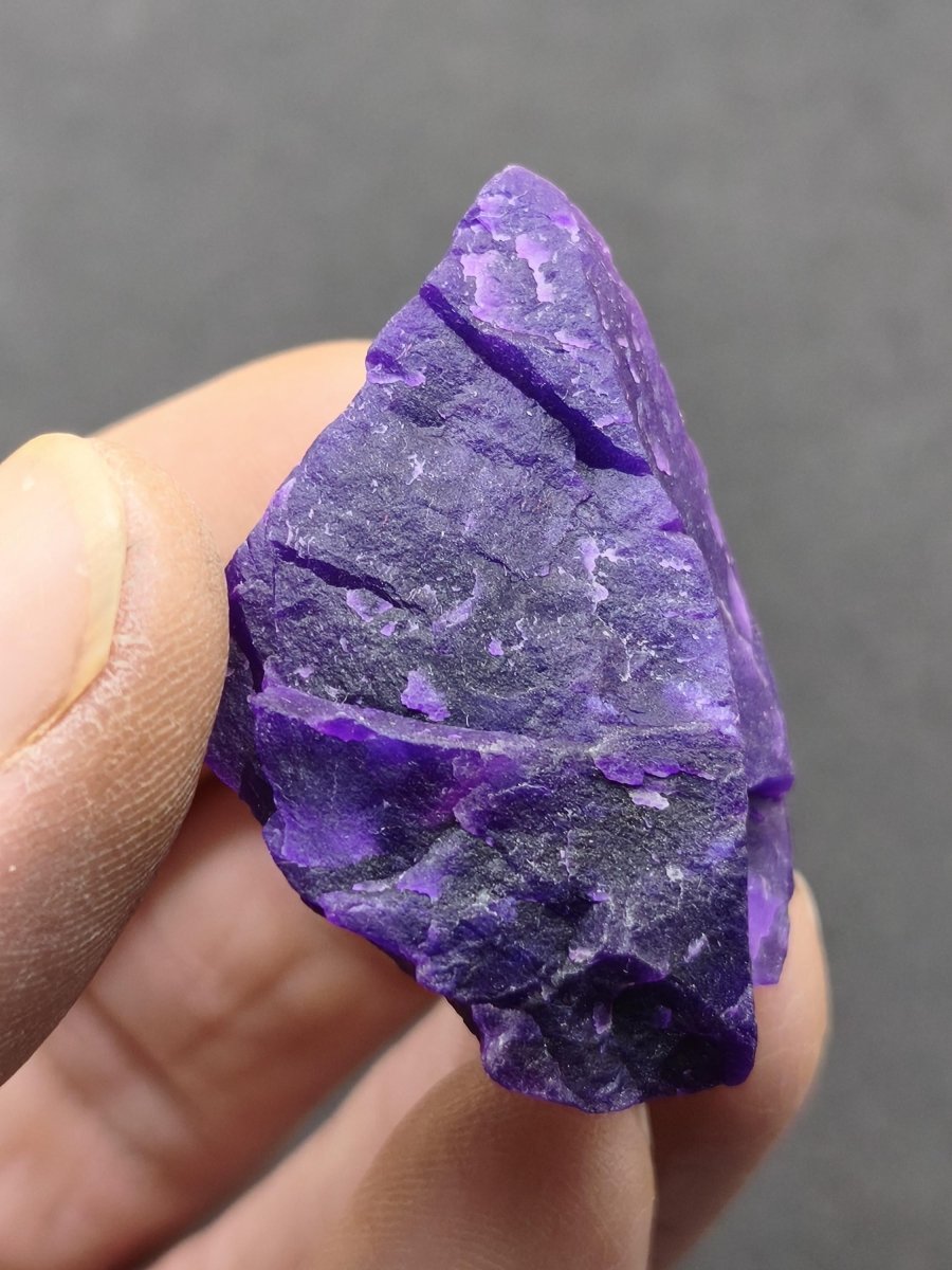 Gel-Sugilith AAA – Intensiv Violette Sammlerstufe | Museumsqualität | 100 ct Rarität Sammler Mineralien Investition Wertanlage Unikat - Art of Nature Berlin