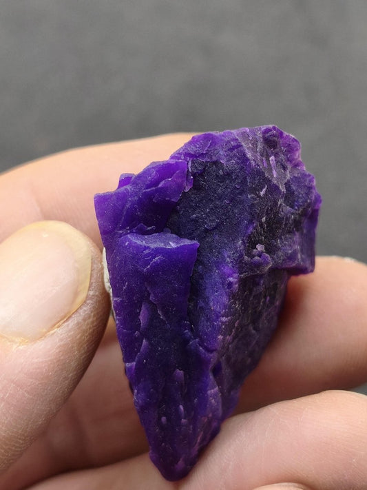 Gel-Sugilith AAA – Intensiv Violette Sammlerstufe | Museumsqualität | 100 ct Rarität Sammler Mineralien Investition Wertanlage Unikat - Art of Nature Berlin