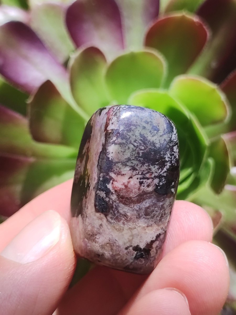 Gel Sugilith - Sammler Deko Heilstein lila Handschmeichler Rarität Meditation Energie Edelstein Kristall Investition Wertanlage Natur Unikat - Art of Nature Berlin