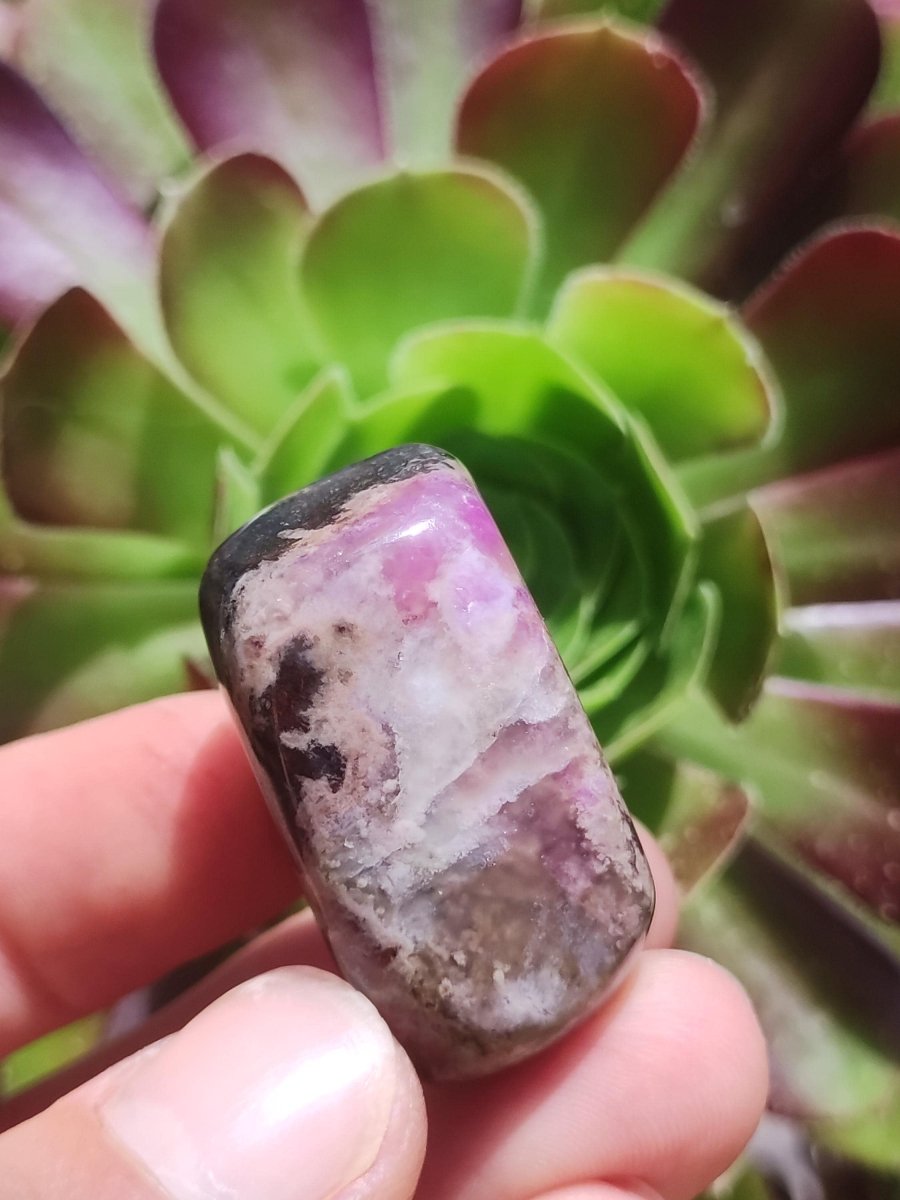 Gel Sugilith - Sammler Deko Heilstein lila Handschmeichler Rarität Meditation Energie Edelstein Kristall Investition Wertanlage Natur Unikat - Art of Nature Berlin