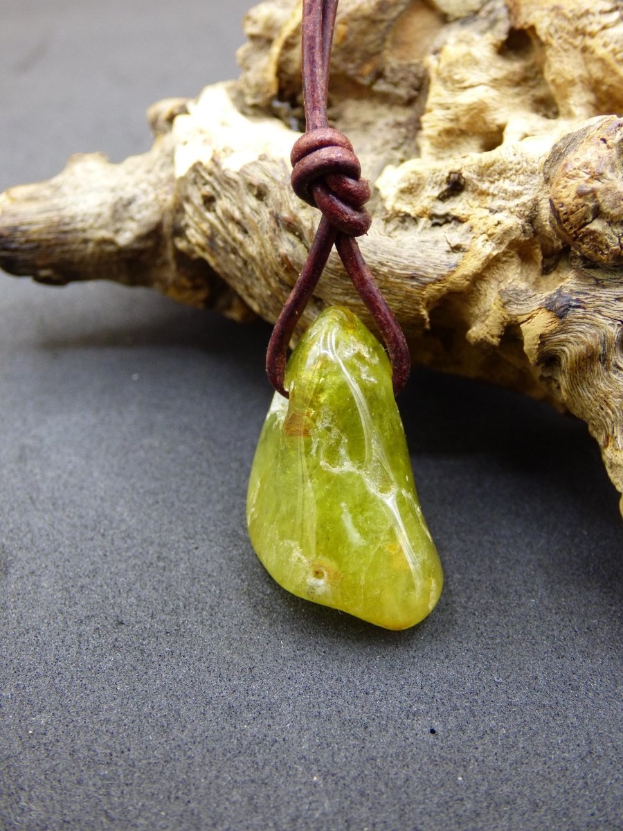 Granat grün (Grossular) - Edelstein Kette HIPPIE GOA Boho Ethno Natur Heilstein Rarität Kristalle Schmuck Anhänger Natur Stein Geschenk - Art of Nature Berlin