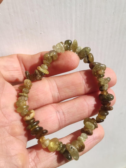 Granat grün / Grossular Chip - Edelstein Armband grün GOA Hippie Boho Natur Heilstein Geschenk Er Sie Mann Frau Freund Energie Kraft Chakra - Art of Nature Berlin