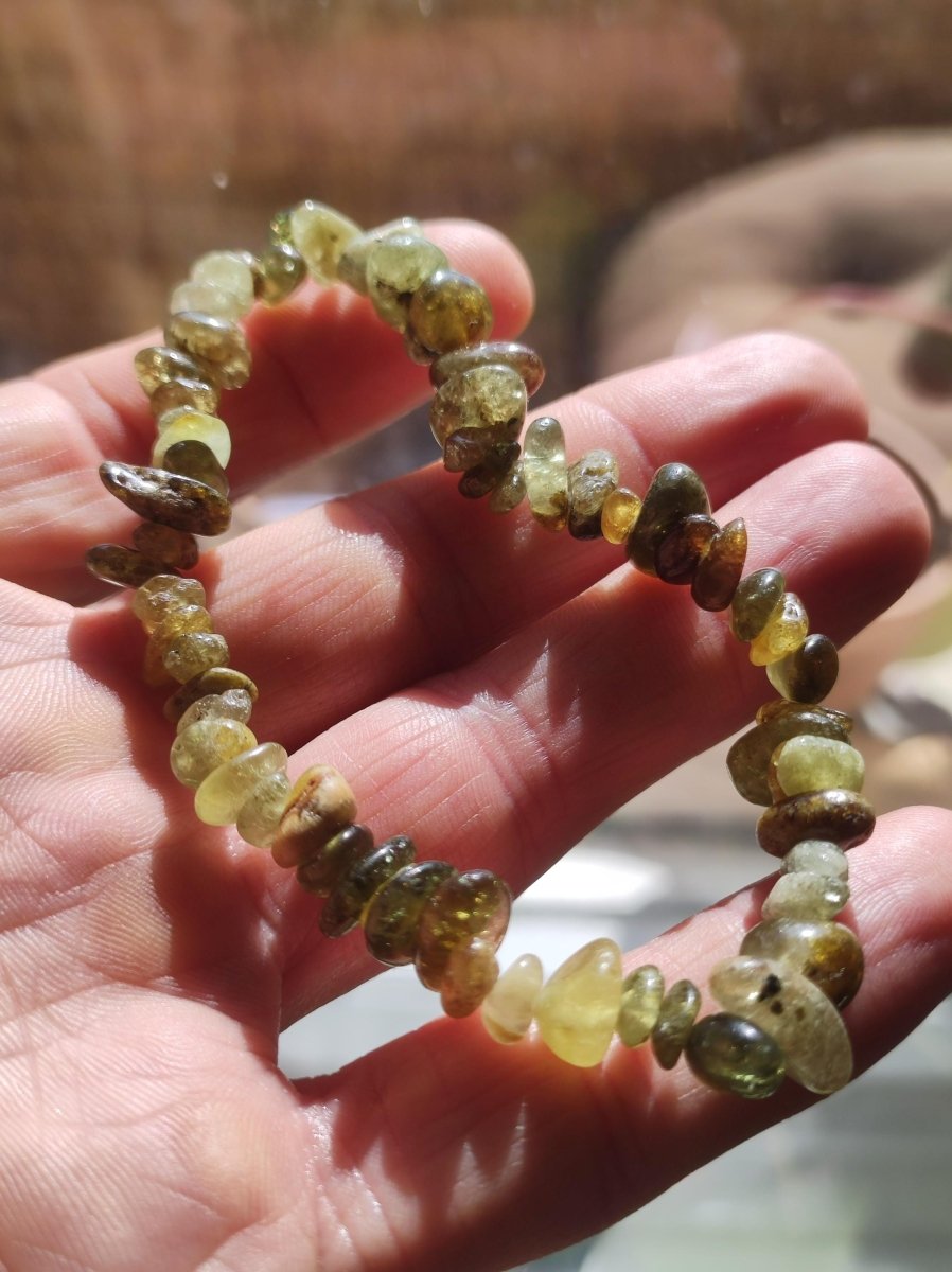Granat grün / Grossular Chip - Edelstein Armband grün GOA Hippie Boho Natur Heilstein Geschenk Er Sie Mann Frau Freund Energie Kraft Chakra - Art of Nature Berlin