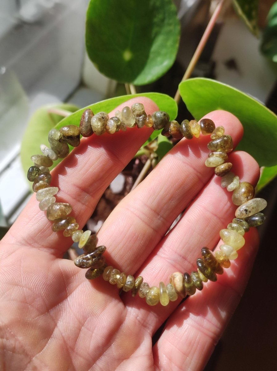 Granat grün / Grossular Chip - Edelstein Armband grün GOA Hippie Boho Natur Heilstein Geschenk Er Sie Mann Frau Freund Energie Kraft Chakra - Art of Nature Berlin