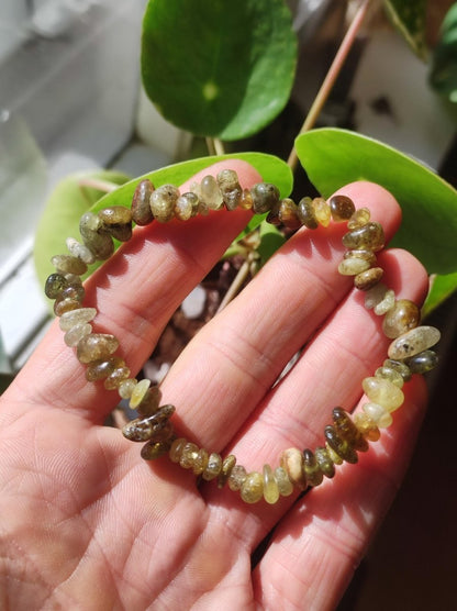 Granat grün / Grossular Chip - Edelstein Armband grün GOA Hippie Boho Natur Heilstein Geschenk Er Sie Mann Frau Freund Energie Kraft Chakra - Art of Nature Berlin