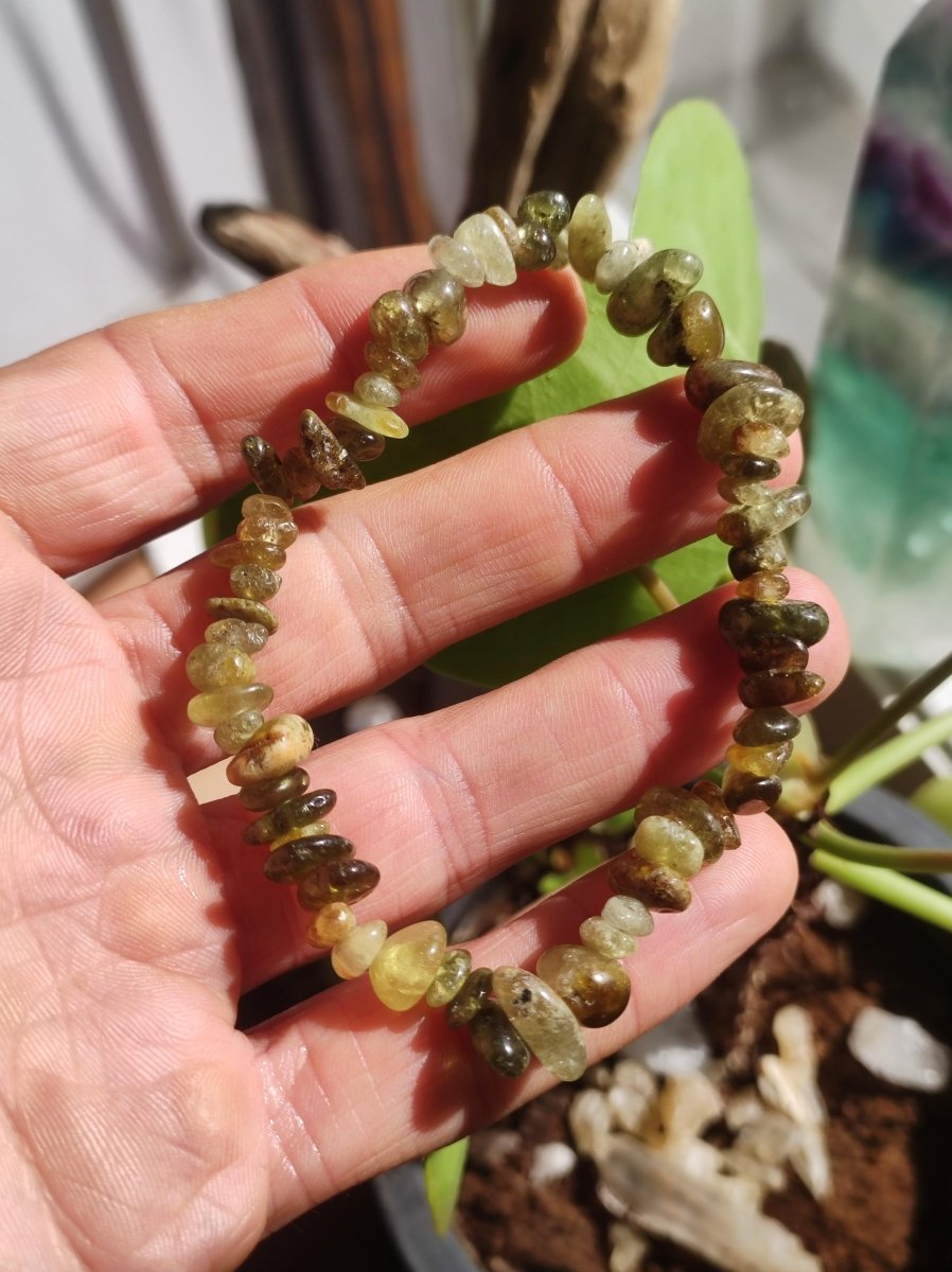 Granat grün / Grossular Chip - Edelstein Armband grün GOA Hippie Boho Natur Heilstein Geschenk Er Sie Mann Frau Freund Energie Kraft Chakra - Art of Nature Berlin