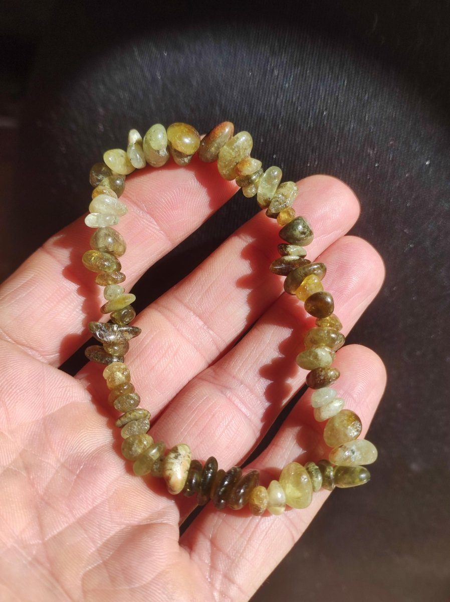 Granat grün / Grossular Chip - Edelstein Armband grün GOA Hippie Boho Natur Heilstein Geschenk Er Sie Mann Frau Freund Energie Kraft Chakra - Art of Nature Berlin