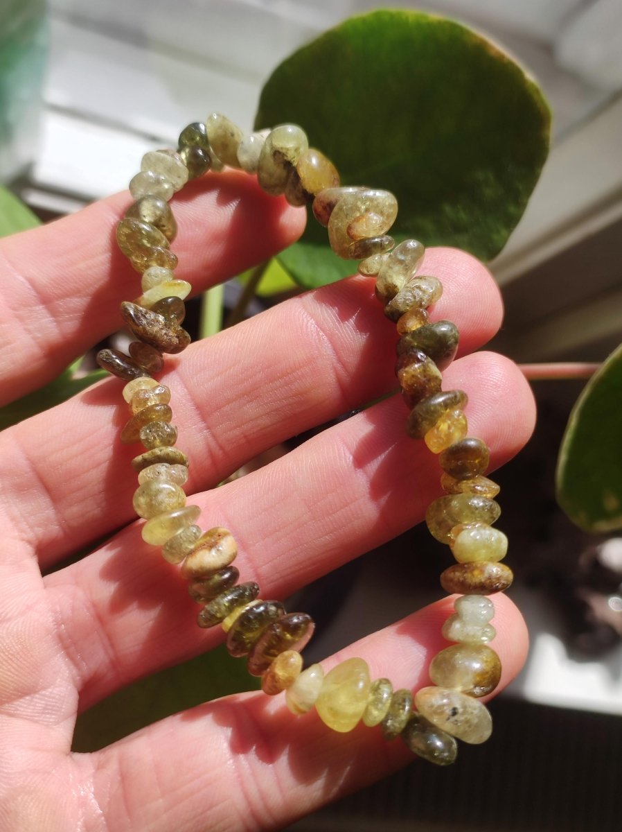 Granat grün / Grossular Chip - Edelstein Armband grün GOA Hippie Boho Natur Heilstein Geschenk Er Sie Mann Frau Freund Energie Kraft Chakra - Art of Nature Berlin