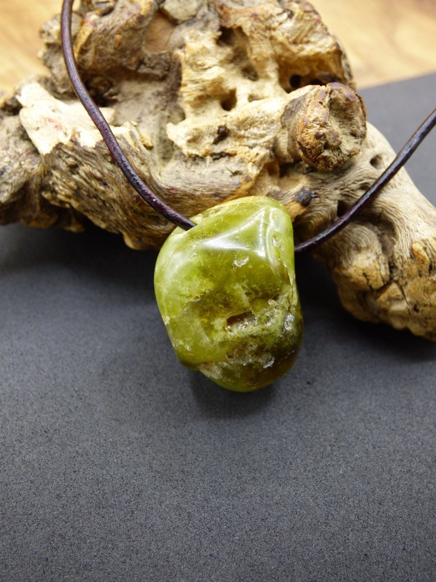 Granat grün (Grossular) - Edelstein Kette HIPPIE GOA Boho Ethno Natur Heilstein Rarität Kristalle Schmuck Anhänger Natur Stein Geschenk - Art of Nature Berlin