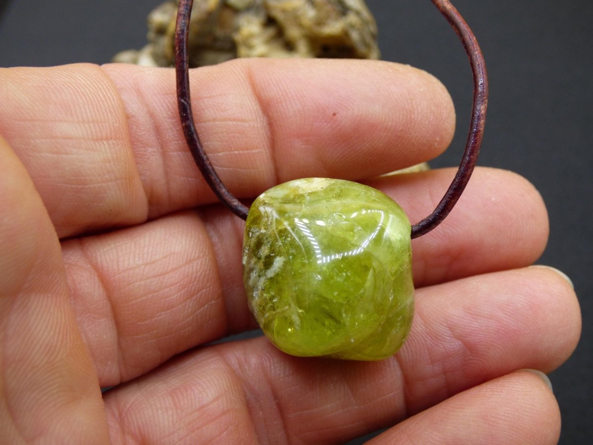 Granat grün (Grossular) - Edelstein Kette HIPPIE GOA Boho Ethno Natur Heilstein Rarität Kristalle Schmuck Anhänger Natur Stein Geschenk - Art of Nature Berlin