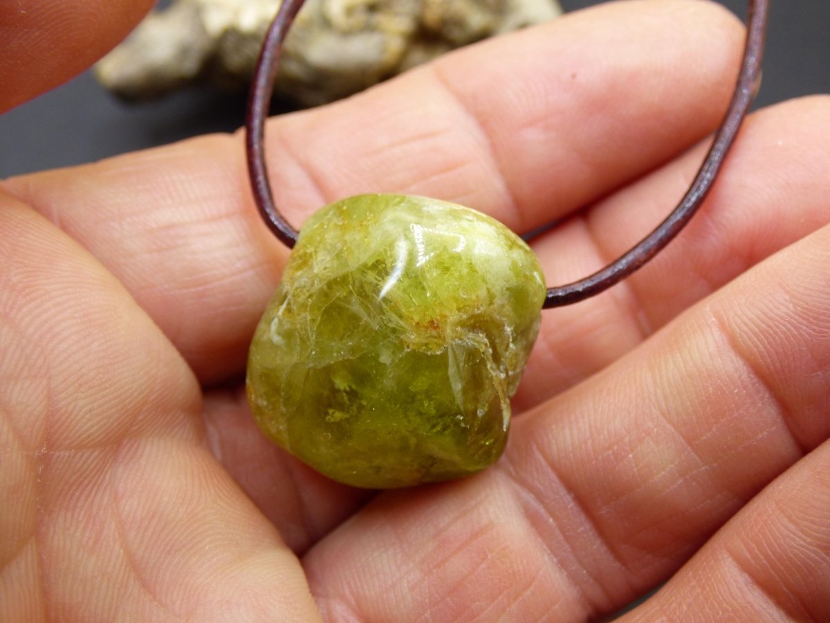 Granat grün (Grossular) - Edelstein Kette HIPPIE GOA Boho Ethno Natur Heilstein Rarität Kristalle Schmuck Anhänger Natur Stein Geschenk - Art of Nature Berlin