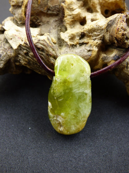 Granat grün (Grossular) - Edelstein Kette HIPPIE GOA Boho Ethno Natur Heilstein Rarität Kristalle Schmuck Anhänger Natur Stein Geschenk - Art of Nature Berlin