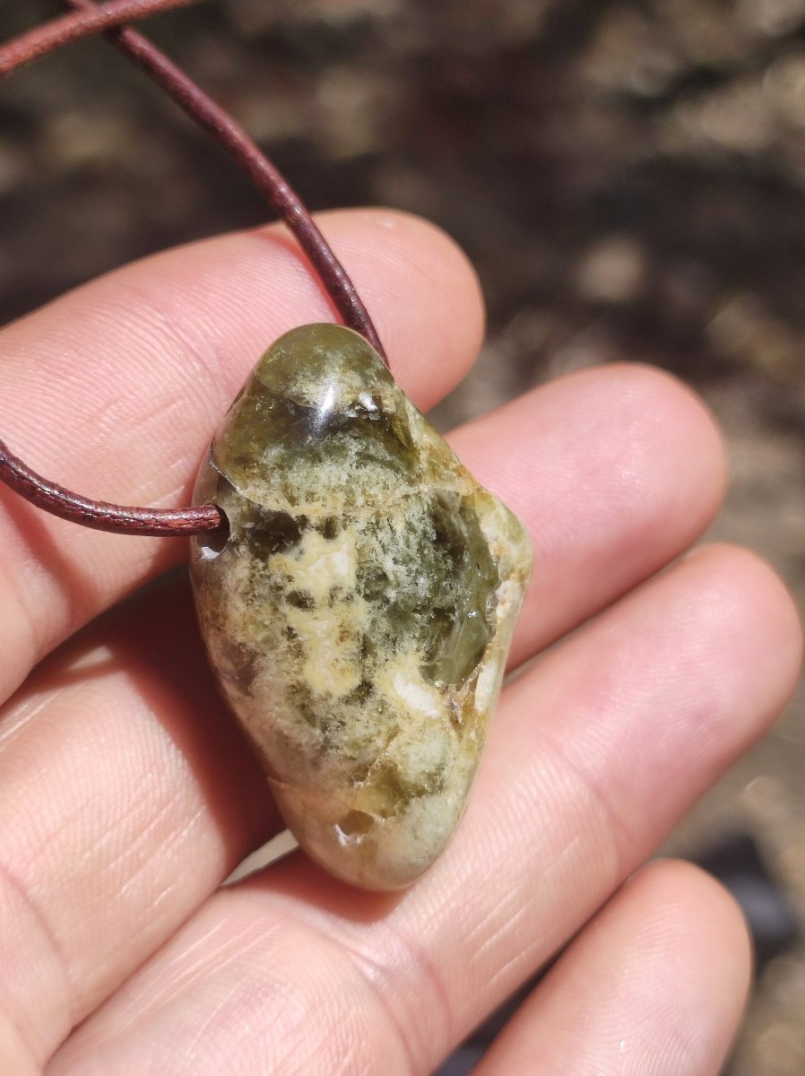 Granat grün (Grossular) - Edelstein Kette HIPPIE GOA Boho Ethno Natur Heilstein Rarität Kristalle Schmuck Anhänger Natur Stein Geschenk - Art of Nature Berlin