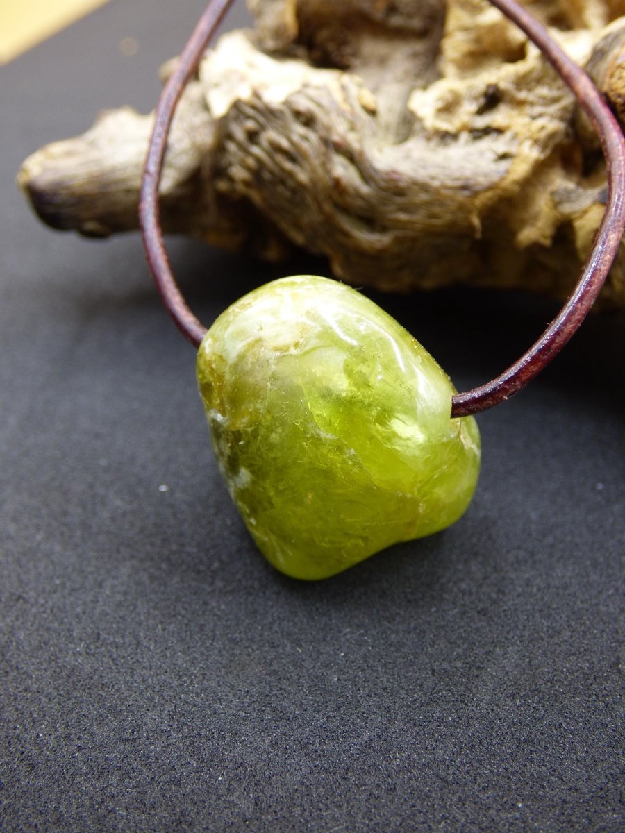 Granat grün (Grossular) - Edelstein Kette HIPPIE GOA Boho Ethno Natur Heilstein Rarität Kristalle Schmuck Anhänger Natur Stein Geschenk - Art of Nature Berlin