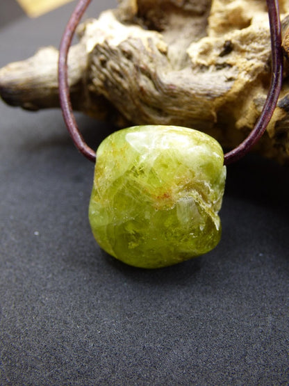 Granat grün (Grossular) - Edelstein Kette HIPPIE GOA Boho Ethno Natur Heilstein Rarität Kristalle Schmuck Anhänger Natur Stein Geschenk - Art of Nature Berlin