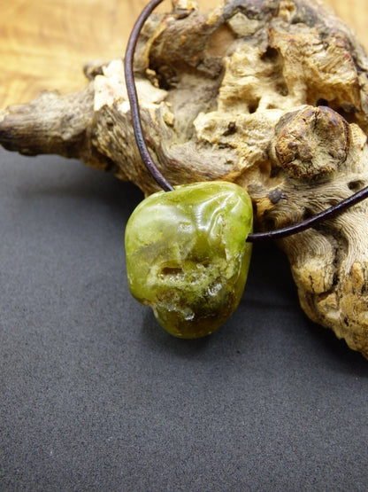 Granat grün (Grossular) - Edelstein Kette HIPPIE GOA Boho Ethno Natur Heilstein Rarität Kristalle Schmuck Anhänger Natur Stein Geschenk - Art of Nature Berlin