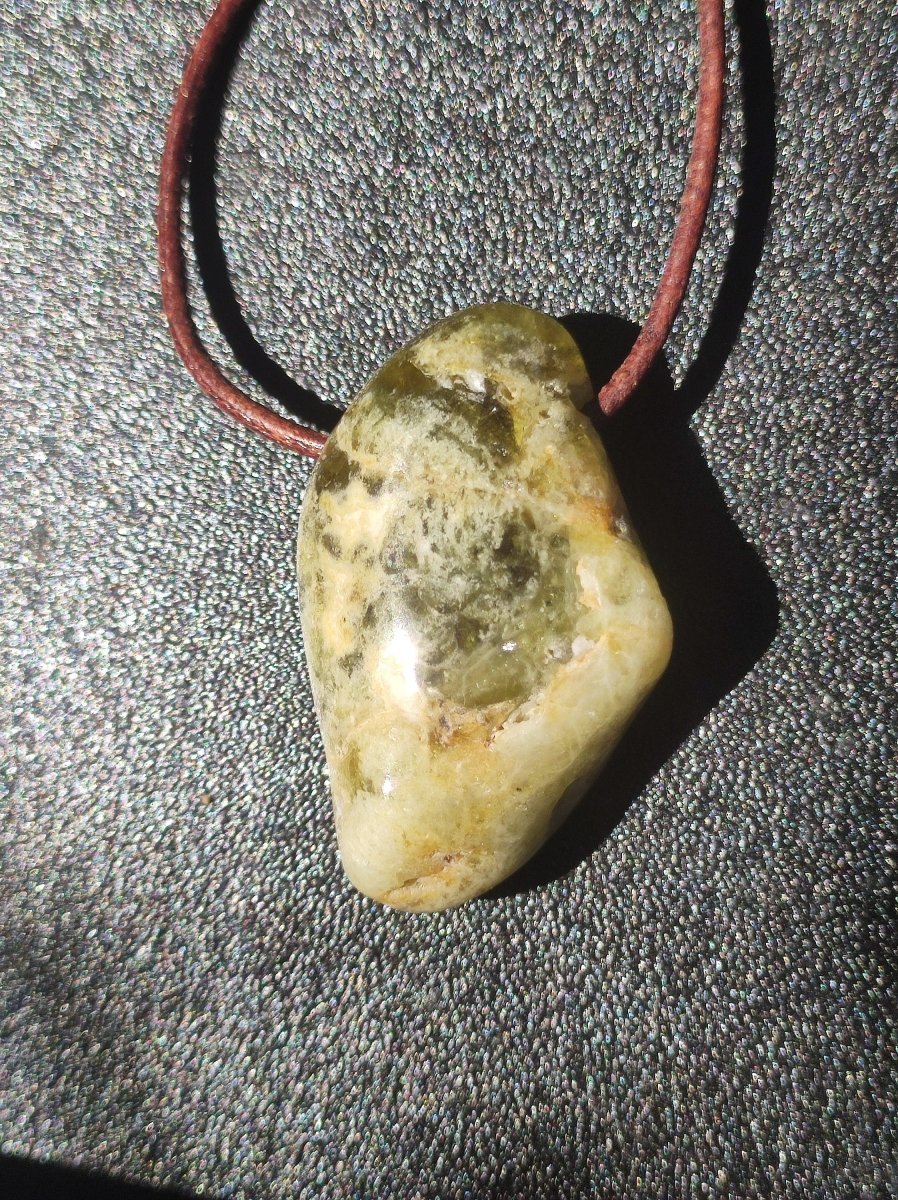 Granat grün (Grossular) - Edelstein Kette HIPPIE GOA Boho Ethno Natur Heilstein Rarität Kristalle Schmuck Anhänger Natur Stein Geschenk - Art of Nature Berlin