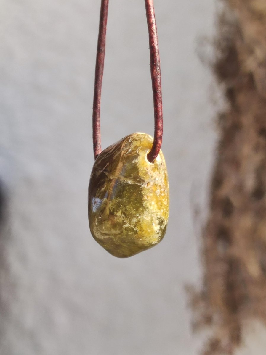 Granat grün (Grossular) - Edelstein Kette HIPPIE GOA Boho Ethno Natur Heilstein Rarität Kristalle Schmuck Anhänger Natur Stein Geschenk - Art of Nature Berlin