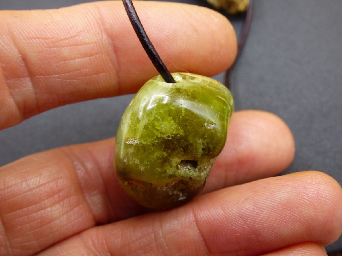 Granat grün (Grossular) - Edelstein Kette HIPPIE GOA Boho Ethno Natur Heilstein Rarität Kristalle Schmuck Anhänger Natur Stein Geschenk - Art of Nature Berlin