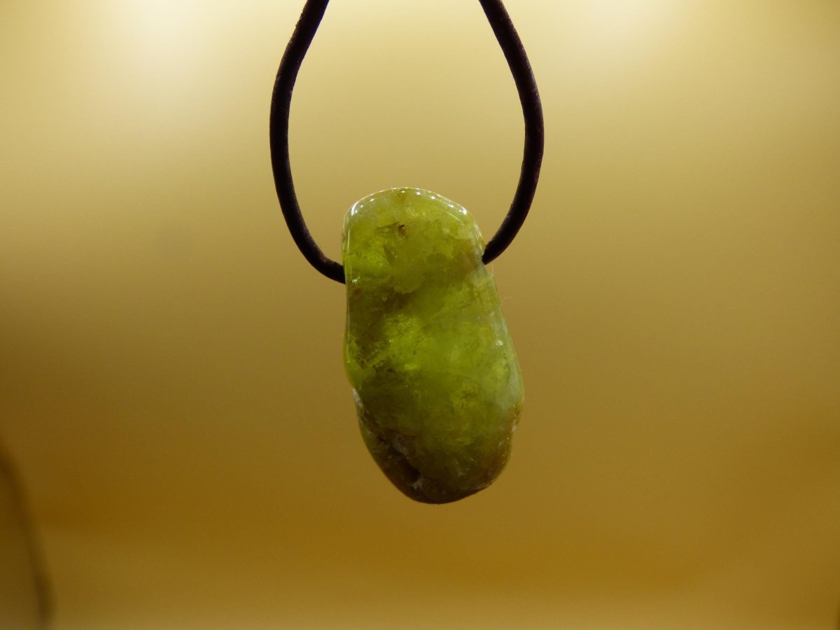 Granat grün (Grossular) - Edelstein Kette HIPPIE GOA Boho Ethno Natur Heilstein Rarität Kristalle Schmuck Anhänger Natur Stein Geschenk - Art of Nature Berlin