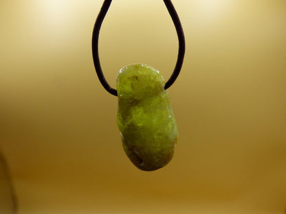 Granat grün (Grossular) - Edelstein Kette HIPPIE GOA Boho Ethno Natur Heilstein Rarität Kristalle Schmuck Anhänger Natur Stein Geschenk - Art of Nature Berlin
