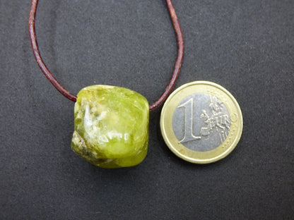 Granat grün (Grossular) - Edelstein Kette HIPPIE GOA Boho Ethno Natur Heilstein Rarität Kristalle Schmuck Anhänger Natur Stein Geschenk - Art of Nature Berlin