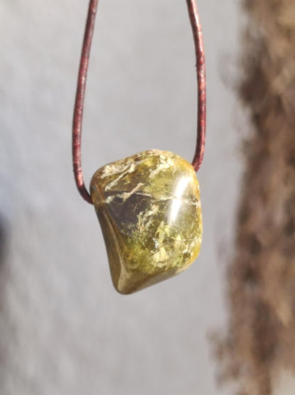 Granat grün (Grossular) - Edelstein Kette HIPPIE GOA Boho Ethno Natur Heilstein Rarität Kristalle Schmuck Anhänger Natur Stein Geschenk - Art of Nature Berlin