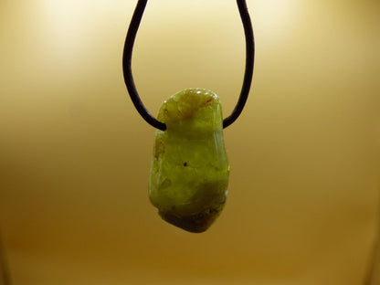 Granat grün (Grossular) - Edelstein Kette HIPPIE GOA Boho Ethno Natur Heilstein Rarität Kristalle Schmuck Anhänger Natur Stein Geschenk - Art of Nature Berlin