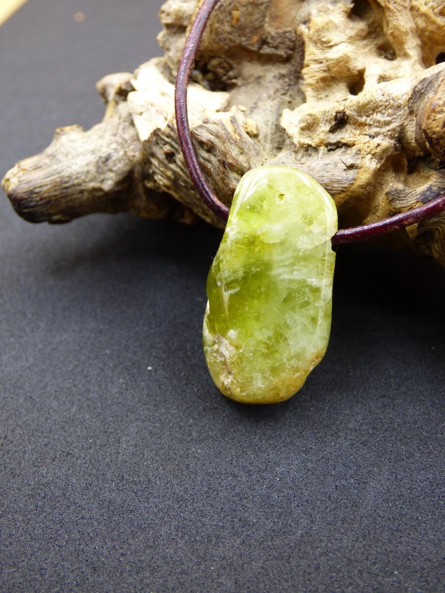 Granat grün (Grossular) - Edelstein Kette HIPPIE GOA Boho Ethno Natur Heilstein Rarität Kristalle Schmuck Anhänger Natur Stein Geschenk - Art of Nature Berlin