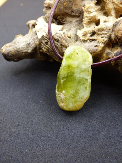 Granat grün (Grossular) - Edelstein Kette HIPPIE GOA Boho Ethno Natur Heilstein Rarität Kristalle Schmuck Anhänger Natur Stein Geschenk - Art of Nature Berlin