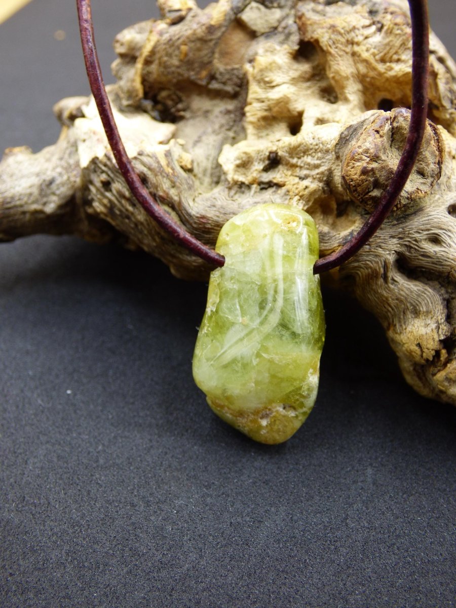 Granat grün (Grossular) - Edelstein Kette HIPPIE GOA Boho Ethno Natur Heilstein Rarität Kristalle Schmuck Anhänger Natur Stein Geschenk - Art of Nature Berlin