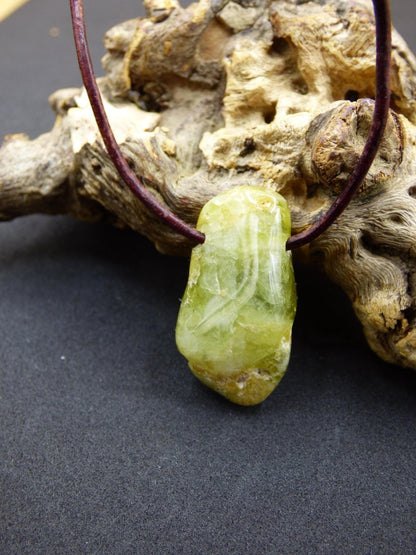 Granat grün (Grossular) - Edelstein Kette HIPPIE GOA Boho Ethno Natur Heilstein Rarität Kristalle Schmuck Anhänger Natur Stein Geschenk - Art of Nature Berlin