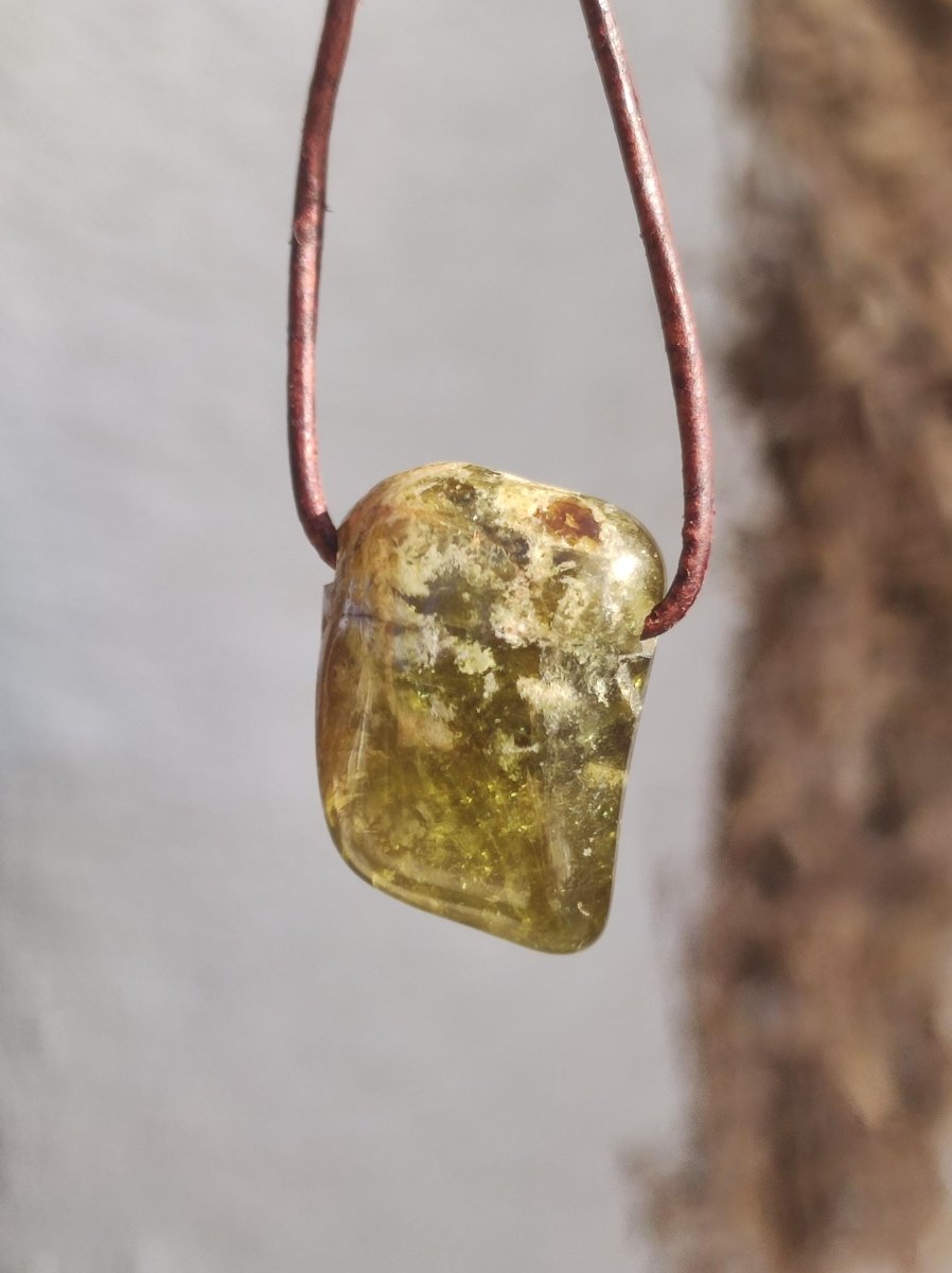 Granat grün (Grossular) - Edelstein Kette HIPPIE GOA Boho Ethno Natur Heilstein Rarität Kristalle Schmuck Anhänger Natur Stein Geschenk - Art of Nature Berlin