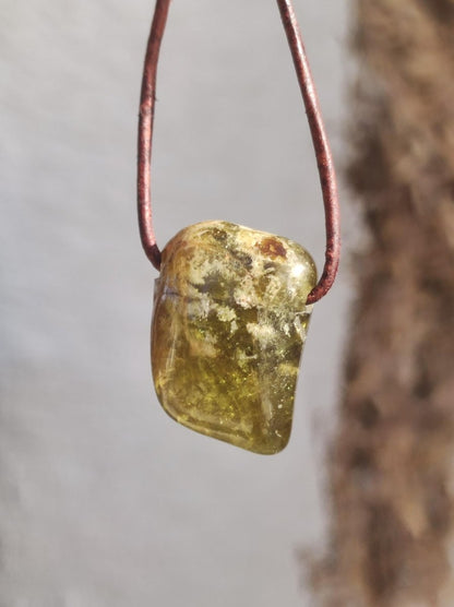 Granat grün (Grossular) - Edelstein Kette HIPPIE GOA Boho Ethno Natur Heilstein Rarität Kristalle Schmuck Anhänger Natur Stein Geschenk - Art of Nature Berlin