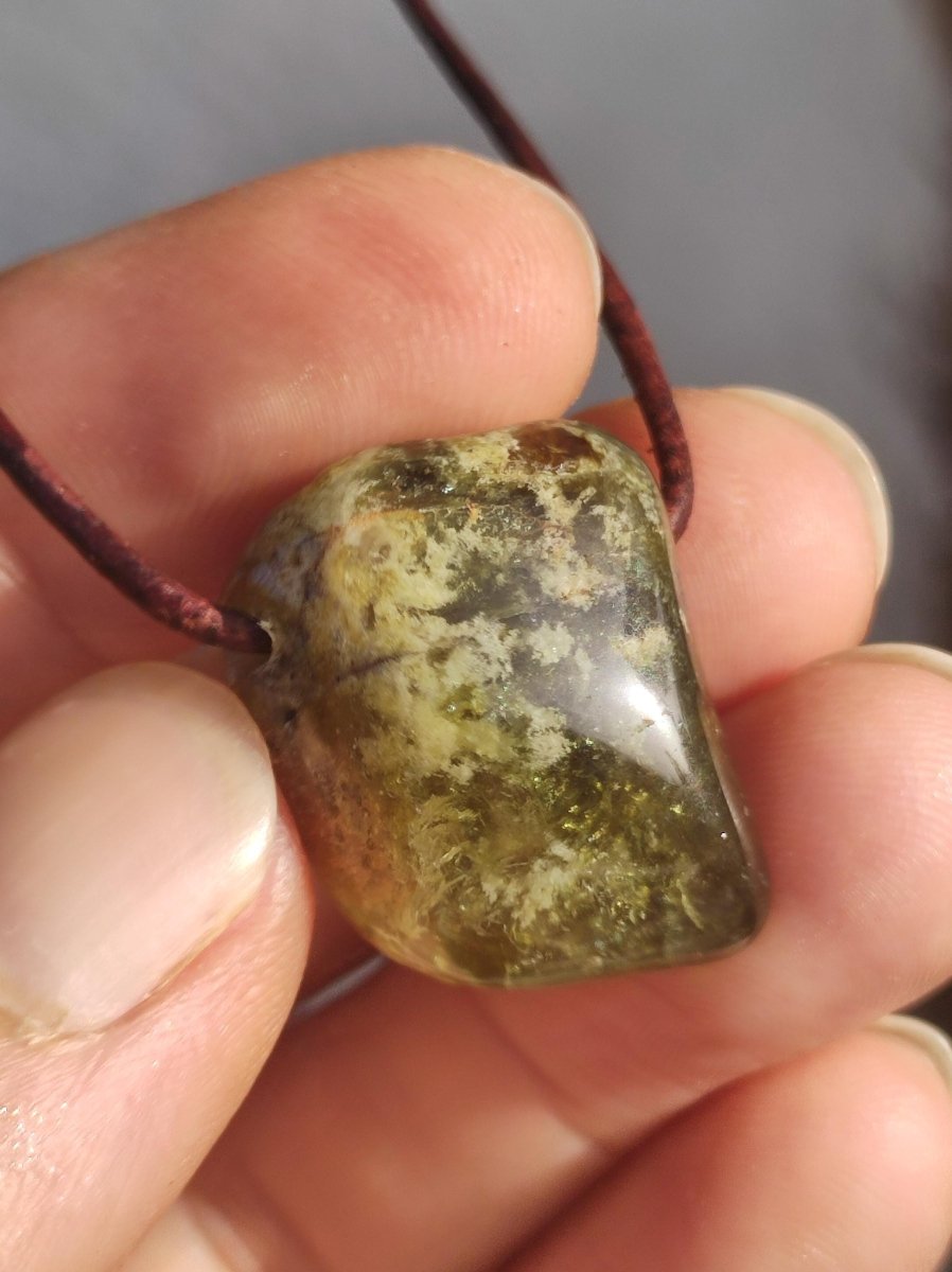 Granat grün (Grossular) - Edelstein Kette HIPPIE GOA Boho Ethno Natur Heilstein Rarität Kristalle Schmuck Anhänger Natur Stein Geschenk - Art of Nature Berlin