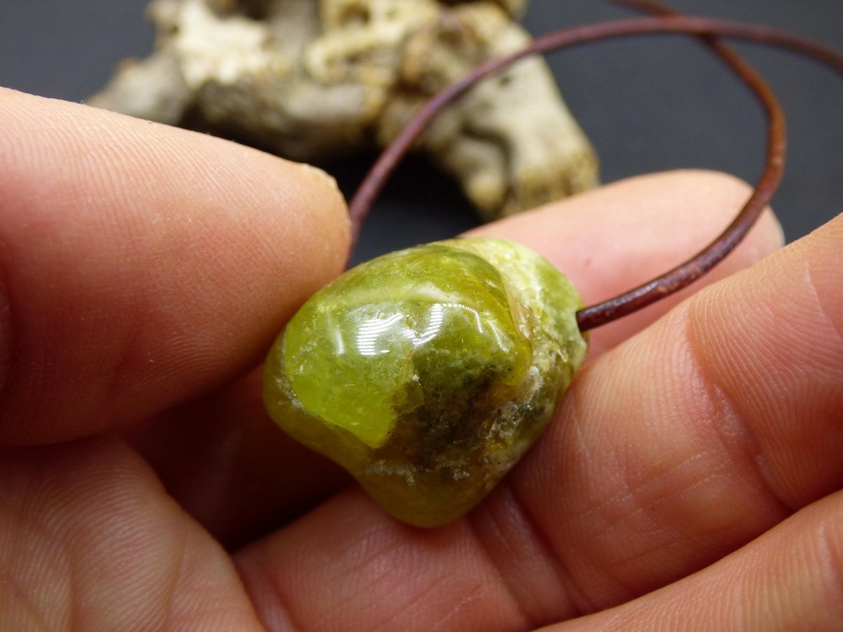 Granat grün (Grossular) - Edelstein Kette HIPPIE GOA Boho Ethno Natur Heilstein Rarität Kristalle Schmuck Anhänger Natur Stein Geschenk - Art of Nature Berlin
